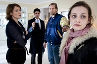 Der letzte Bulle – Erst spät erfahren Mick (Henning Baum, 2.v.r.) und Andreas (Maximilian Grill, 2.v.l.) von dem Wechselbalg im Hause Mittenzwey (Kirsten Block, l. und Karoline Teska, r.) ...