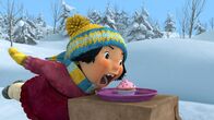 Snowsnaps' Winterspiele – Wer sich bewegt, bekommt den Muffin nicht.