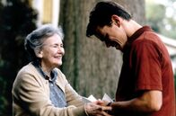 Der Regenmacher – Rudy Baylor (Matt Damon) wohnt zur Untermiete bei Miss Birdie (Teresa Wright).