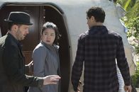 Scorpion – Als hätten Toby (Eddie Kaye Thomas, l.), Happy (Jadyn Wong, M.), Walter (Elyes Gabel, r.) und der Rest des Teams nicht schon genug damit zu tun, einen Weg von der einsamen Insel zu finden, müssen sie sich auch noch um den schwer verletzten Piloten kümmern, der ohne medizinische Hilfe schon bald sterben wird ...