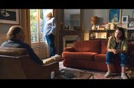 In Therapie – Anouk (Clémence Coullon, re.) hat Angst, ihr Vater Alain (Jacques Weber, Mi.) könnte sich etwas antun, und bittet Philippe (Frédéric Pierrot, li.) um Hilfe.