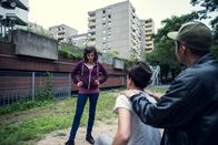 Blockbustaz – Sören (Oliver Konietzny, M.), Sol (Eko Fresh, r.) und Jessica (Joyce Ilg, l.) planen eine Verlobung hinter Lisas Rücken.