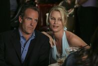 Desperate Housewives – Als Susan Ex-Mann Karl (Richard Burgi, l.) gemeinsam mit Edie (Nicolette Sheridan, r.) auf Julies Geburtstagsfeier erscheint, kommt es zum Eklat ...