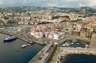 Strände Europas – Die Hafenstadt Pozzuoli gibt der Bucht ihren Namen.