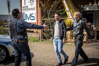 Notruf Hafenkante – Melanie (Sanna Englund, r.) und Hans (Bruno F. Apitz, l.) nehmen Marcel Radu (Aleksander Tesla, M.) den Chef der Bettelmafia, in Gewahrsam. Doch wenn sie Heinrich Frank nicht finden, werden sie keine belastenden Beweise gegen Radu haben.