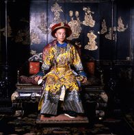 Der letzte Kaiser – The Last Emporer, Der letzte Kaiser, Regie Bernardo Bertolucci UK 1987, Darsteller Pu Yi, der letzte Vertreter der Ch'ing-Dynastie, kommt 1908 im Alter von drei Jahren auf den Thron des Kaisers von China. Obwohl er schon drei Jahre später wieder abdanken muss, residiert er bis 1924 als Gefangener eines goldenen Käfigs in der "Verbotenen Stadt". Schließlich wird er von den Kommunisten verjagt und muss in eine Welt ziehen, die er nur aus Erzählungen kennt.