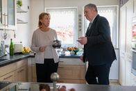 Der Staatsanwalt – Oberstaatsanwalt Bernd Reuther (Rainer Hunold) befragt die Nachbarin Gudrun Fellbeck (Gaby Dohm) zu ihrem Haushaltshelfer.