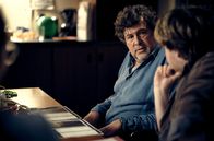 Tatort – v.li.: Friedemann Berg (Hans-Jochen Wagner) fühlt sich bestätigt, weil Andi Beuter (Daniel Friedl) einen Zusammenhang zwischen der Tatwaffe und einem Fall der Kanzlei Benzinger herstellen kann.