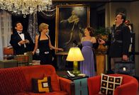 How I Met Your Mother – So haben sich die Freunde das Jahr 2006 vorgestellt - doch leider ist alles ganz anders gekommen: Ted (Josh Radnor, l.), Marshall (Jason Segel, r.), Lily (Alyson Hannigan, 2.v.r.) und Robin (Cobie Smulders, 2.v.l.) ...