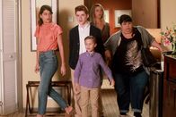 The Mick – Nachdem ihnen der Geldhahn abgedreht wurde, müssen (v.l.n.r.) Sabrina (Sofia Black-D'Elia), Chip (Thomas Barbusca), Ben (Jack Stanton), Mickey (Kaitlin Olson) und Alba (Carla Jimenez) das Luxushotel verlassen.
