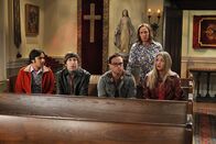 The Big Bang Theory – Eine ganz besondere Sightseeing-Tour: Mary (Laurie Metcalf, 2.v.r.), Penny (Kaley Cuoco, r.), Raj (Kunal Nayyar, l.), Leonard (Johnny Galecki, M.) und Howard (Simon Helberg, 2.v.l.) ...