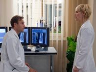In aller Freundschaft – Dr. Kathrin Globisch (Andrea Kathrin Loewig) macht Dr. Martin Stein (Bernhard Bettermann) Vorwürfe, ihren Patienten Georg Büttner hinter ihrem Rücken zu einer Operation überredet zu haben, und so ihre ganzheitliche Therapie in Frage zu stellen. Doch Martin kann Kathrin beruhigen - Georg Büttner hat sich aufgrund des schnellen Genesungsprozesses von Stefan Merck für eine OP entschieden.