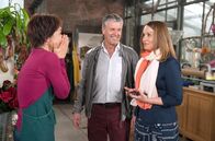 Rote Rosen – ARD ROTE ROSEN, Folge 199810 Uhr im Ersten. Überraschung für Merle (Anja Franke, l.) wird - Jana (Jenny Jürgens, r.) nimmt das Jobangebot in Brüssel an und Sebastian (Klaus Zmorek, M.) wir sie begleiten.