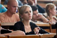 Puls – Psychologiestudentin Mattie (Kristen Bell) ist völlig fertig: Ihr Freund Josh hat sich das Leben genommen. Als sie E-Mails vom toten Freund erhält, kommt sie einem fatalen Experiment auf die Spur, dass die Suizidrate im ganzen Land nach oben schnellen lässt ...