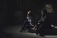 Castle – Befinden sich Richard Castle (Nathan Fillion, r.) und Kate Beckett (Stana Katic, l.) ernsthaft in Gefahr? Oder hat ihnen nur jemand einen bösen Streich gespielt?