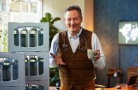 Wissen vor acht - Erde – Für eine Tasse Kaffee werden 132 Liter Wasser benötigt: für Anbau, Ernte und Verarbeitung. Dieses virtuelle Wasser steckt in allen Produkten, die wir täglich konsumieren. Was wir tun können, um die wertvolle Ressource Wasser zu schützen, verrät Eckart von Hirschhausen in „Wissen vor acht – Erde“.