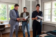 Die Rosenheim-Cops – Die Kommissare Hansen (Igor Jeftić, l.) und Kaya (Baran Hêvî, M.) erfahren von Steffi Obermüller (Tanja Hirner, r.), der Geliebten des Opfers, dass sie im Testament als Alleinerbin eingesetzt wurde.