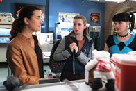 Navy CIS – Versuchen, mit Hilfe von Miranda Pennebaker (Alex Kingston, M.) einen neuen Fall zu lösen: Abby (Pauley Perrette, r.) und Ziva (Cote de Pablo, l.) ...