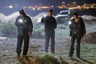 CSI: Vegas – Die Ermittler Gil Grissom (William Petersen, l.), Nick (George Eads) und Catherine (Marg Helgenberger) sind entsetzt: Die junge Frau hat den zweiten Angriff ihres Peinigers nicht überlebt...