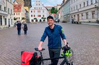 Was kostet... – Action und Idylle, Großstädte und verschlafene Dörfer - wer auf dem insgesamt 1.300 Kilometer langen Elberadweg unterwegs ist, bekommt all das geboten. Lohnt es sich individuell zu planen oder fährt man mit einer pauschal gebuchte Gruppenreise besser? Um das herauszufinden, fährt Johannes Zenglein von Bad Schandau bis nach Mühlberg. - Johannes Zenglein in der Altstadt von Pirna am Elberadweg.