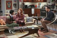 The Big Bang Theory – Nachdem Sheldon (Jim Parsons, r.), mit einer fiesen Erkältung kämpfend, seine Freunde wie Dreck behandelt hat, versucht er sich bei ihnen, mehr schlecht als recht, zu entschuldigen. Während Raj (Kunal Nayyar, l.) die missglückte Entschuldigung annimmt, will Emily (Laura Spencer, M.) nicht einfach so kleinbeigeben ...