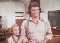 Unsere kleine Farm – Nur mit Hilfe ihres Vaters gelingt es Laura (Melissa Gilbert, l.), für ihr Recht zu kämpfen. Im Kampf gegen den tyrannischen Lehrer zeigt sich Charles (Michael Landon, r.) unerschrocken und stolz.