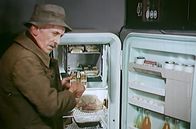 Mahlzeit! – Wieder mal zu viel eingekauft? Gut, dass es heute Kühlschränke gibt, denn Kälte verlangsamt die Vermehrung von lebensmittelzersetzenden Mikroorganismen.
