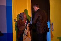 The Outlaws – Myrna (Clare Perkins) versucht, John (Darren Boyd) zu beruhigen.