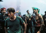 Apocalypse Now - Final Cut – Im Herzen der Finsternis: Dennis Hopper als Fotograf, Martin Sheen als Captain Willard (Copyright SRF)