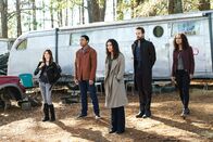 Sleepy Hollow – (v.l.n.r.) Alex (Rachel Melvin); Jake (Jerry MacKinnon); Diana (Janina Gavankar); Ichabod (Tom Mison); Jenny (Lyndie Greenwood)