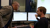 SMS - Schwanke meets Science – Manöver im Computerraum. Am Institut für Cyber-Sicherheit der Bundeswehruniversität in München werden Cyberangriffe und ihre Abwehrmöglichkeiten. durchgespielt.