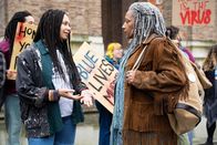 The Outlaws – Im Gespräch mit Claire (Lois Chimimba, l.) wird klar, dass die neue Generation von Aktivisten keinen Platz für Myrna (Clare Perkins, r.) und ihre radikalere Form des Protests hat. Doch Myrna will das, wofür sie ihr Leben lang gekämpft hat, nicht einfach aufgeben.