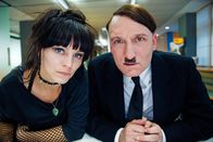 Er ist wieder da – Die junge Sekretärin Fräulein Krömeier (Franziska Wulf, l.) soll Adolf Hitler (Oliver Masucci, r.) zur Seite stehen, als dieser sich im Wirrwarr der modernen Welt zurechtzufinden versucht ...