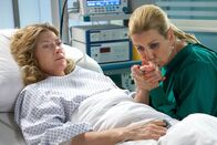 In aller Freundschaft – Katja Marquardt (Astrid M. Fünderich, li.) fleht ihre Schwester Sarah Marquardt (Alexa Maria Surholt, re.) an etwas zu tun. Sarah ist die Direktorin der Sachsenklinik und nun soll Katjas Leben davon abhängen, dass ein bestimmtes Medikament nicht im Leistungskatalog der Klinik ist.