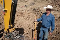 Dino Hunters - Die Fossilienjäger – Mike Harris with digging supplies
