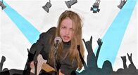 Checkerin Marina – Checkerin Marina singt als Rockstar.