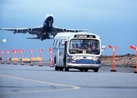 Speed – Speed Rast mit dem Bus durch einen Flughafen: Sandra Bullock als Annie Porter