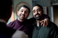 neoriginal: Hidden Agenda – Lassen es sich gut gehen: Die Kriminellen Isak (Mahmut Suvakci, l.) und Rewan (Kardo Razzazi, r.).
