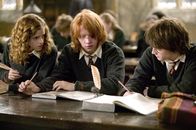 Harry Potter und der Feuerkelch – Im vierten Jahr plagen die Zauberschüler (v.l.n.r.: Emma Watson, Rupert Grint, Daniel Radcliffe) gewaltige Sorgen. Harry soll, obwohl eigentlich noch zu jung, für Gryffindor am Trimagischen Turnier teilnehmen ...