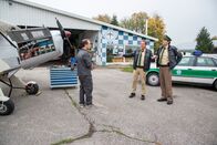 Hubert und Staller – Zwecks Spurensuche wollen Hubert (Christian Tramitz, M.) und Staller (Helmfried von Lüttichau, r.) mit dem Flugschulleiter Michael Kronthaler (Christian Heiner Wolf, l.) einen Rundflug unternehmen.