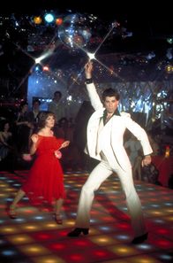 Saturday Night Fever – Das harte Training hat sich gelohnt. Stephanie (Karen Lynn Gorney, l.) und Tony (John Travolta, r.) begeistern das Publikum eines Tanzwettbewerbes. Können sie auch die Jury überzeugen?
