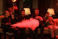 How I Met Your Mother – Warten ganz gespannt auf die Junggesellenpartyüberraschung: Ted (Josh Radnor, 2.v.l.), Marshall (Jason Segel, 2.v.r.), Barney (Neil Patrick Harris, l.) und Stuart (Matt Boren, r.) ...