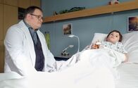 In aller Freundschaft – Oskar Brentano (Leonard Scholz, rechts) ist sauer auf seine Eltern, die versprochen haben, da zu sein, wenn er aus seiner OP aufwacht. Doch in der Zwischenzeit muss auch sein kleiner Bruder Max untersucht werden und die beiden haben es einfach nicht geschafft, die ganze Zeit bei Oskar zu sein. Hans-Peter Brenner (Michael Trischan) versucht Oskar die Situation zu erklären und ihn zu trösten, doch leider ohne Erfolg.