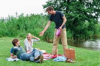 Bianca – Eddie (Christoph Mory), Bianca (Tanja Wedhorn) und Oliver (Patrik Fichte) feiern ihre Freundschaft mit einem Picknick.