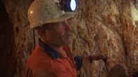 Outback Opal Hunters - Edelsteinjagd in Australien – Mark I'Anson and his team have moved their equipment down under to a different claim.