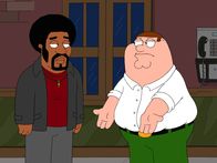 Family Guy – Peter (r.), Joe und Quagmire vermissen in ihrer Kneipenrunde Cleveland schmerzlich. Sie beschließen, einen neuen "vierten Freund" zu casten und die Wahl fällt auf Jerome (l.) ...