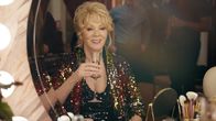 Hacks – Deborah Vance (Jean Smart) ist eine erfolgreiche Star-Comedian, die sich als hartgesottene Ikone im Showgeschäft einen festen Platz erkämpft hat.