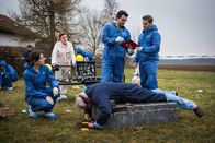 SOKO München – Die SOKOs Katharina Hahn (Bianca Hein, l.), Billie Curio (Sina Reiß, 2.v.l.), Dr. Weissenböck (Florian Odendahl, 2.v.r.) und Dominik Morgenstern (Joscha Kiefer, r.) am Tatort.