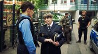 Testo – Polizeipräsidentin Hartmut (Katharina Thalbach) glaubt an die Streifenpolizistin Billy (Nicolette Krebitz, li.).