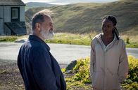 Mord auf Shetland – ARD Degeto MORD AUF SHETLAND - FERN DER HEIMAT, "Shetland - Series 4" Uhr im ERSTEN. Olivia Lennox (Rakie Ayola), die Mutter des Opfers, stellt eigene Nachforschungen an und spricht mit einem Inselbewohner (John Kazek). -Foto Folge 1-